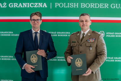 Komendant Główny SG i Prezes Gaz-System S.A. po podpisaniu umowy Komendant Główny SG i Prezes Gaz-System S.A. po podpisaniu umowy