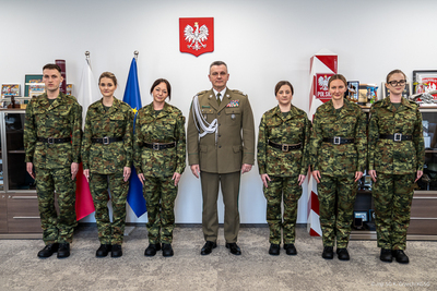 Zdjęcie Komendanta Głównego SG z nowymi funkcjonariuszami Zdjęcie Komendanta Głównego SG z nowymi funkcjonariuszami