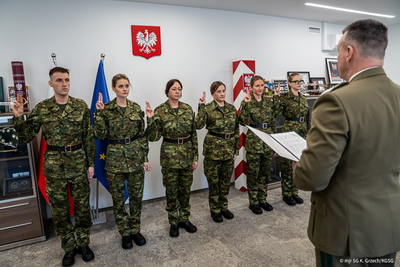 Zdjęcie Komendanta Głównego SG z nowymi funkcjonariuszami Zdjęcie Komendanta Głównego SG z nowymi funkcjonariuszami
