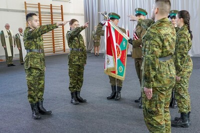 Poczet sztandarowy na uroczystości ślubowania nowych funkcjonariuszy SG Poczet sztandarowy na uroczystości ślubowania nowych funkcjonariuszy SG