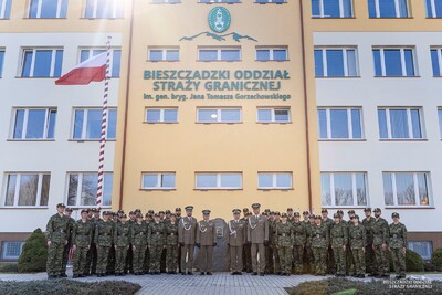 Zdjęcie grupowe uczestników uroczystości ślubowania nowych funkcjonariuszy SG Zdjęcie grupowe uczestników uroczystości ślubowania nowych funkcjonariuszy SG
