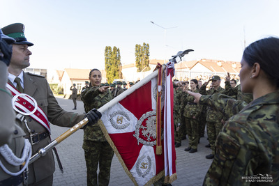 Poczet sztandarowy na uroczystości ślubowania nowych funkcjonariuszy SG Poczet sztandarowy na uroczystości ślubowania nowych funkcjonariuszy SG