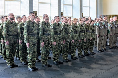 Uczestnicy uroczystości ślubowania nowych funkcjonariuszy SG Uczestnicy uroczystości ślubowania nowych funkcjonariuszy SG