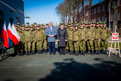 Zdjęcie grupowe uczestników uroczystości ślubowania nowych funkcjonariuszy SG Zdjęcie grupowe uczestników uroczystości ślubowania nowych funkcjonariuszy SG