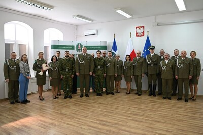Zdjęcie grupowe uczestników uroczystości ślubowania nowych funkcjonariuszy SG Zdjęcie grupowe uczestników uroczystości ślubowania nowych funkcjonariuszy SG
