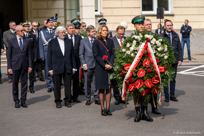 Minister SWiA i pozostali uczestnicy uroczystości składają kwiaty Minister SWiA i pozostali uczestnicy uroczystości składają kwiaty