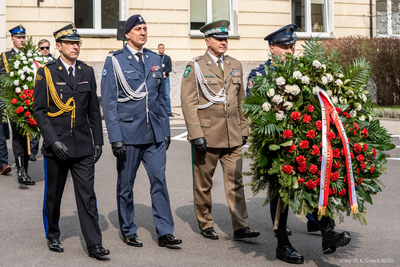 Szefowie SP, SOP, SG Policji składają kwiaty Szefowie SP, SOP, SG Policji składają kwiaty