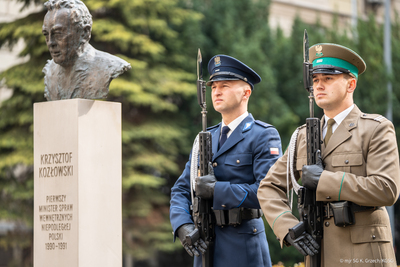 Funkcjonariusze Straży Granicznej i Policji przy popiersiu Krzysztofa Kozłowskiego Funkcjonariusze Straży Granicznej i Policji przy popiersiu Krzysztofa Kozłowskiego