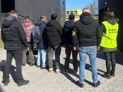 Funkcjonariusze Straży Granicznej i Policji podczas wykonywania czynności służbowych z cudzoziemcami Funkcjonariusze Straży Granicznej i Policji podczas wykonywania czynności służbowych z cudzoziemcami