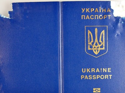 Uszkodzona okładka ukraińskiego paszportu Uszkodzona okładka ukraińskiego paszportu