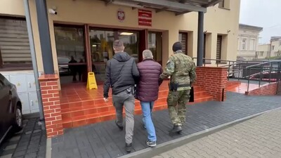 Funkcjonariusze SG doprowadzają zatrzymanego mężczyznę do prokuratury Funkcjonariusze SG doprowadzają zatrzymanego mężczyznę do prokuratury