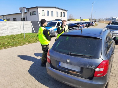 Funkcjonariusze SG przy zatrzymanym pojeździe. Funkcjonariusze SG przy zatrzymanym pojeździe.