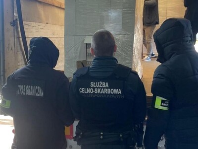 Funkcjonariusze SG i KAS przy naczepie pojazdu ciężarowego Funkcjonariusze SG i KAS przy naczepie pojazdu ciężarowego