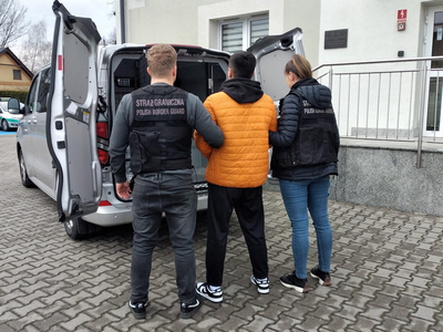 Funkcjonariusze Straży Granicznej podczas wykonywania czynności służbowych z cudzoziemcem Funkcjonariusze Straży Granicznej podczas wykonywania czynności służbowych z cudzoziemcem