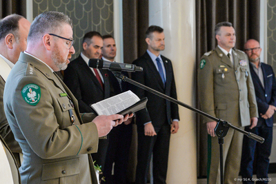 Kapelan SG czyta fragment Pisma Świętego podczas wielkanocnego spotkania w Komendzie Głównej SG Kapelan SG czyta fragment Pisma Świętego podczas wielkanocnego spotkania w Komendzie Głównej SG