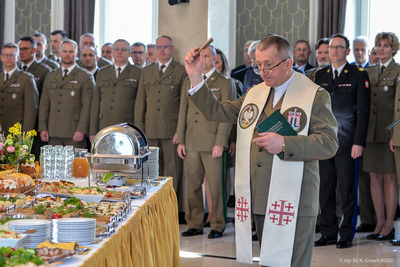 Kapelan Straży Granicznej święci pokarmy podczas wielkanocnego spotkania w Komendzie Głównej SG Kapelan Straży Granicznej święci pokarmy podczas wielkanocnego spotkania w Komendzie Głównej SG