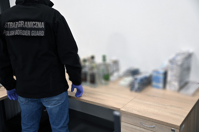 Funkcjonariusz Straży Granicznej podczas wykonywania czynności służbowych Funkcjonariusz Straży Granicznej podczas wykonywania czynności służbowych