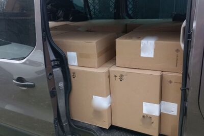 Kartony z nielegalnymi wyrobami tytoniowymi w przestrzeni ładunkowej pojazdu. Kartony z nielegalnymi wyrobami tytoniowymi w przestrzeni ładunkowej pojazdu.