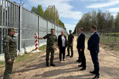 Delegacja Mołdawii podczas wizyty na granicy polsko-białoruskiej Delegacja Mołdawii podczas wizyty na granicy polsko-białoruskiej