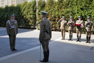 Komendant Główny Straży Granicznej podczas uroczystej zbiórki z okazji Dnia Flagi Rzeczypospolitej Polskiej w KGSG Komendant Główny Straży Granicznej podczas uroczystej zbiórki z okazji Dnia Flagi Rzeczypospolitej Polskiej w KGSG