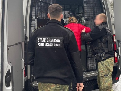 Funkcjonariusze Straży Granicznej prowadzą czynności służbowe z zatrzymanym Funkcjonariusze Straży Granicznej prowadzą czynności służbowe z zatrzymanym