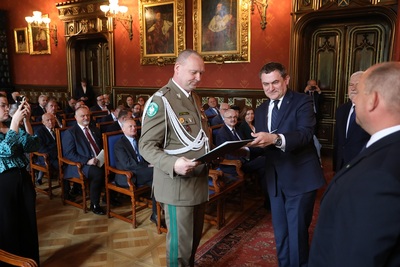 Komendant Karpackiego Oddziału Straży Granicznej gen. bryg. SG Adam Jopek odbiera wyróżnienie Komendant Karpackiego Oddziału Straży Granicznej gen. bryg. SG Adam Jopek odbiera wyróżnienie