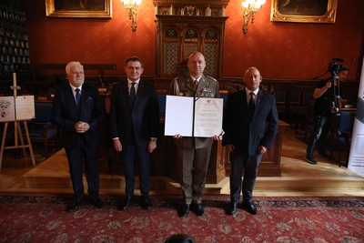 Komendant Karpackiego Oddziału Straży Granicznej gen. bryg. SG Adam Jopek odbiera wyróżnienie Komendant Karpackiego Oddziału Straży Granicznej gen. bryg. SG Adam Jopek odbiera wyróżnienie