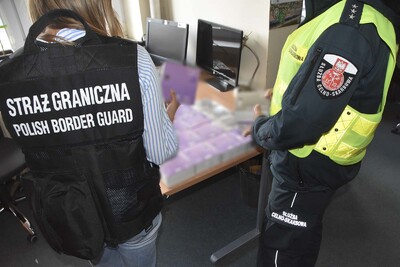 Funkcjonariusze SG i KAS podczas wykonywania czynności służbowych Funkcjonariusze SG i KAS podczas wykonywania czynności służbowych