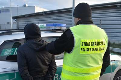 Funkcjonariusz Straży Granicznej podczas prowadzenia czynności służbowych Funkcjonariusz Straży Granicznej podczas prowadzenia czynności służbowych