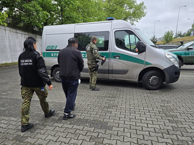 Zatrzymania cudzoziemców i odzyskane samochody 