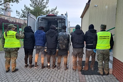 Funkcjonariusze Straży Granicznej podczas wykonywania czynności służbowych z cudzoziemcami Funkcjonariusze Straży Granicznej podczas wykonywania czynności służbowych z cudzoziemcami