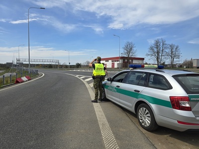 Funkcjonariusze Straży Granicznej podczas wykonywania czynności służbowych Funkcjonariusze Straży Granicznej podczas wykonywania czynności służbowych