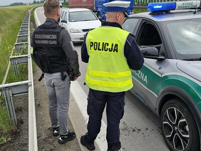 Funkcjonariusze Straży Granicznej i Policji podczas wykonywania czynności służbowych z cudzoziemcami Funkcjonariusze Straży Granicznej i Policji podczas wykonywania czynności służbowych z cudzoziemcami