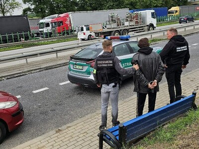 Funkcjonariusze Straży Granicznej podczas wykonywania czynności służbowych z cudzoziemcami Funkcjonariusze Straży Granicznej podczas wykonywania czynności służbowych z cudzoziemcami