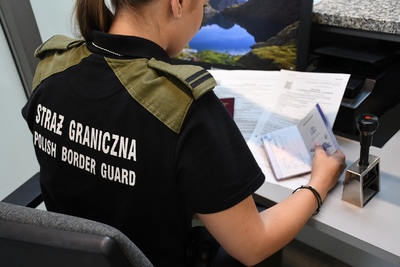 Funkcjonariuszka Straży Granicznej podczas wykonywania czynności służbowych Funkcjonariuszka Straży Granicznej podczas wykonywania czynności służbowych