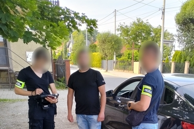 Zatrzymany cudzoziemiec z funkcjonariuszami Straży Granicznej i Policji 