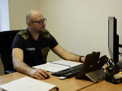 Funkcjonariusz SG podczas wykonywania czynności służbowych Funkcjonariusz SG podczas wykonywania czynności służbowych