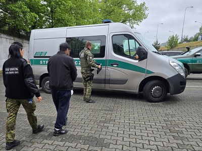 Funkcjonariusze SG podczas wykonywania czynności służbowych Funkcjonariusze SG podczas wykonywania czynności służbowych
