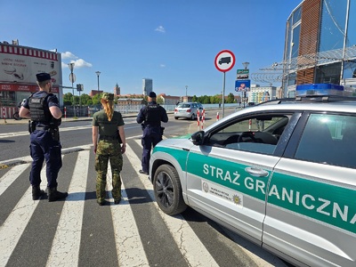 Funkcjonariusze SG podczas wykonywania czynności służbowych Funkcjonariusze SG podczas wykonywania czynności służbowych