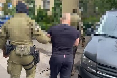 Funkcjonariusz SG podczas wykonywania czynności służbowych Funkcjonariusz SG podczas wykonywania czynności służbowych