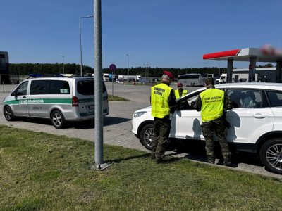 Funkcjonariusze Straży Granicznej i żołnierze Żandarmerii Wojskowej podczas wykonywania zadań służbowych Funkcjonariusze Straży Granicznej i żołnierze Żandarmerii Wojskowej podczas wykonywania zadań służbowych