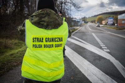 Funkcjonariusz SG podczas wykonywania czynności służbowych Funkcjonariusz SG podczas wykonywania czynności służbowych