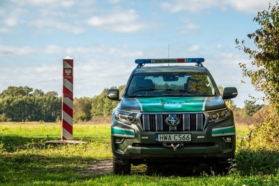 Pojazd służbowy SG stoi przy znaku granicznym Pojazd służbowy SG stoi przy znaku granicznym