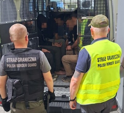 Funkcjonariusze Straży Granicznej podczas wykonywania czynności służbowych Funkcjonariusze Straży Granicznej podczas wykonywania czynności służbowych