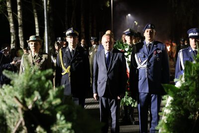 Gen. bryg. SG Wioleta Gorzkowska wraz z Wiceministrem MSWiA i przedstawicielami służb podczas uroczystości w Ossowie Gen. bryg. SG Wioleta Gorzkowska wraz z Wiceministrem MSWiA i przedstawicielami służb podczas uroczystości w Ossowie