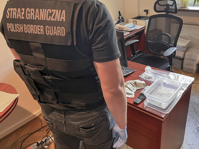 Funkcjonariusz Straży Granicznej podczas wykonywania czynności służbowych Funkcjonariusz Straży Granicznej podczas wykonywania czynności służbowych