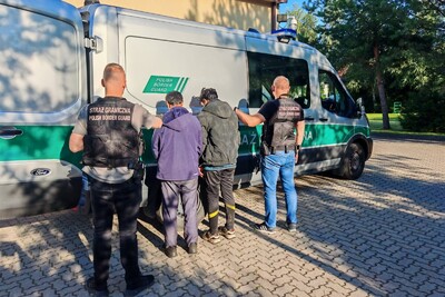 Funkcjonariusze Straży Granicznej podczas wykonywania czynności służbowych Funkcjonariusze Straży Granicznej podczas wykonywania czynności służbowych
