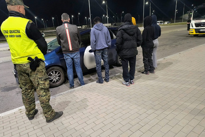 Funkcjonariusz Straży Granicznej podczas wykonywania czynności służbowych Funkcjonariusz Straży Granicznej podczas wykonywania czynności służbowych