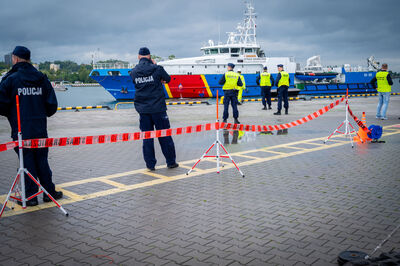 Funkcjonariusze Policji i jednostka pływająca podczas szkolenia Funkcjonariusze Policji i jednostka pływająca podczas szkolenia