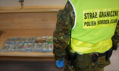 Funkcjonariusze Straży Granicznej podczas wykonywania czynności służbowych Funkcjonariusze Straży Granicznej podczas wykonywania czynności służbowych